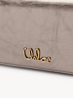 Chloé Iconic flap wallet on chain in metallised leather Metallized calfskin
Shiny Grey Front view of the product being worn