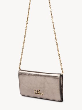 Chloé Iconic flap wallet on chain in metallised leather Metallized calfskin
Shiny Grey [*** acc_altImage_shotG ***]