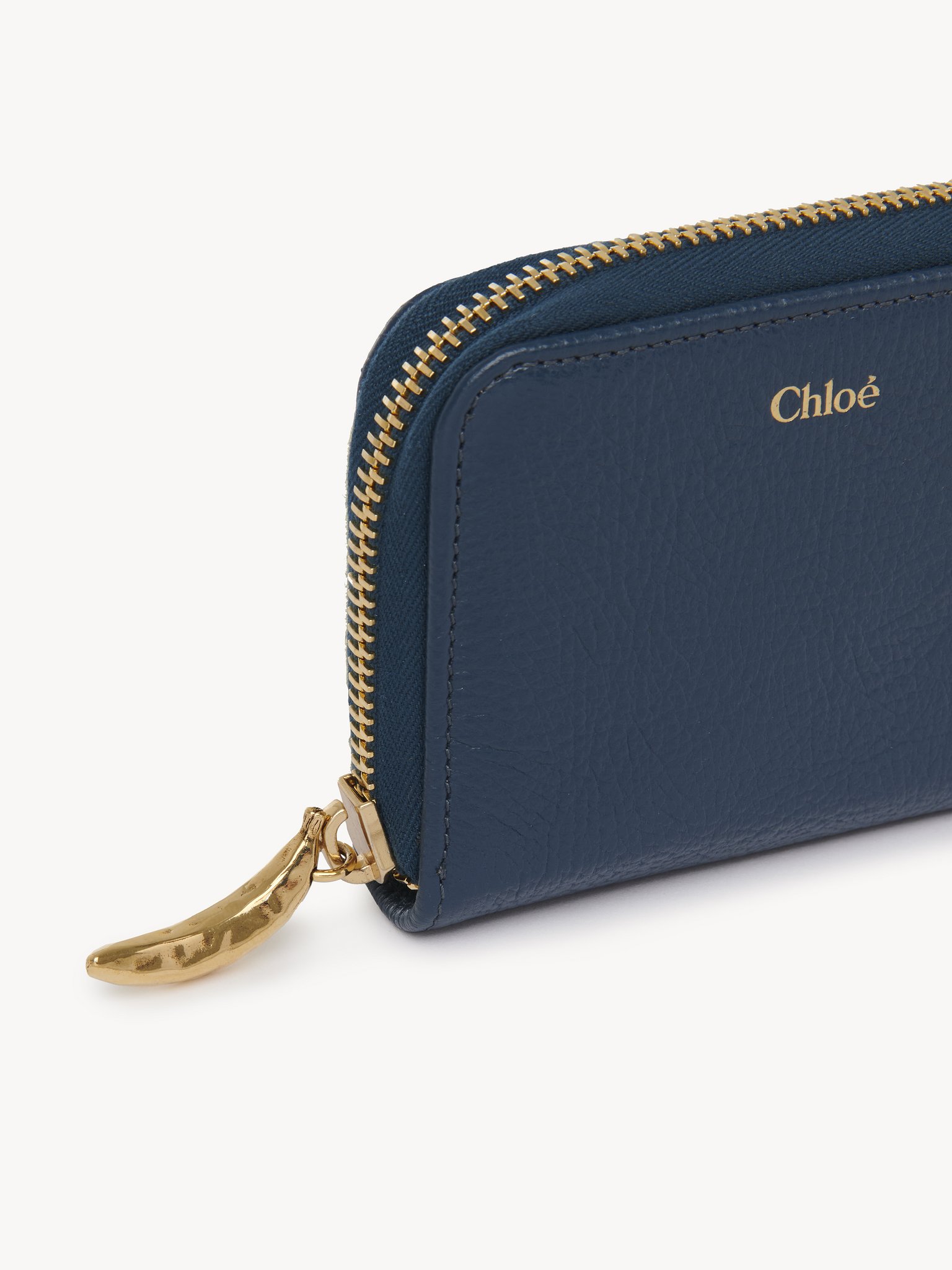 Banana zipped coin purse in grained leather Shiny grained calfskin
Tapestry Blue Front view of the product being worn