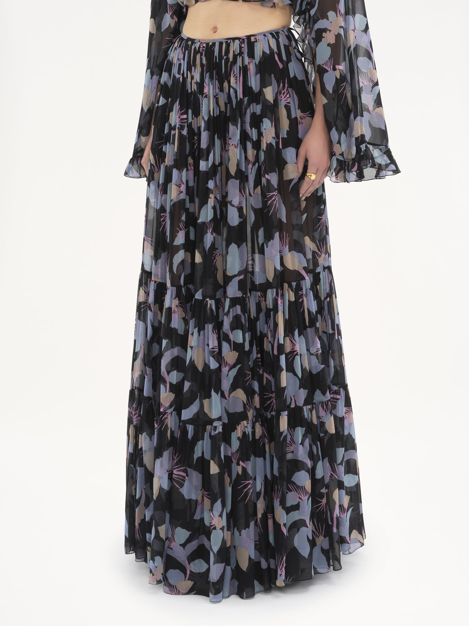 Gathered maxi skirt in silk georgette Floral print on organic silk georgette
Black Product detail