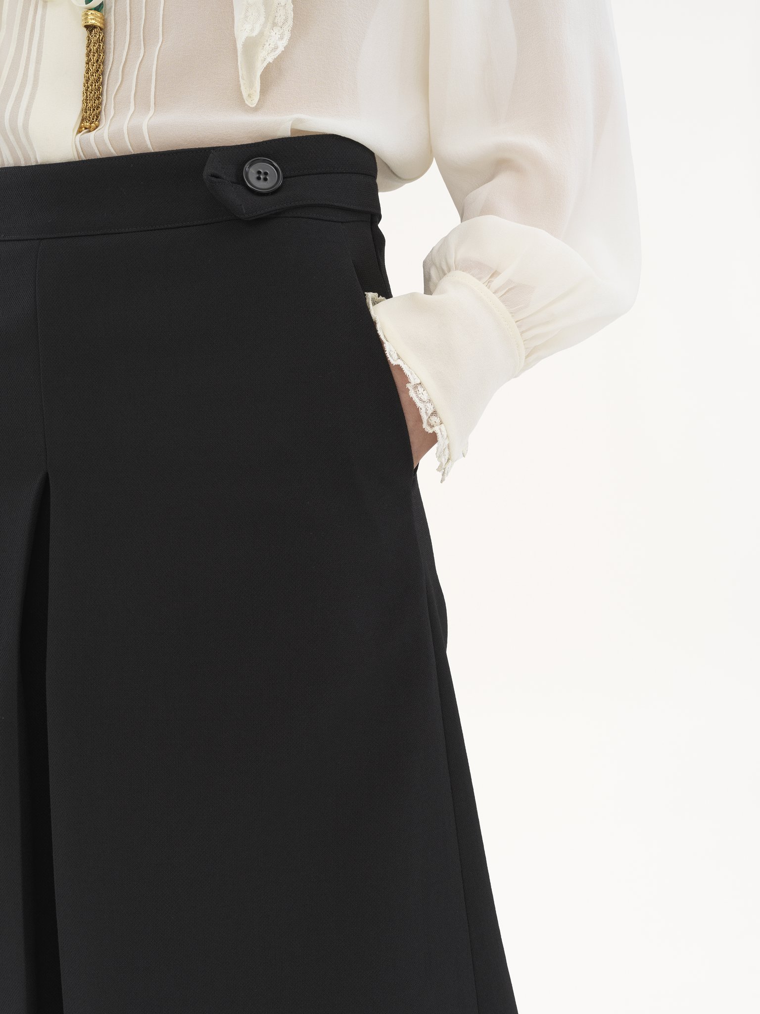 Tailored culottes in wool crêpe Lower-impact wool crêpe
Black Front view of the product being worn