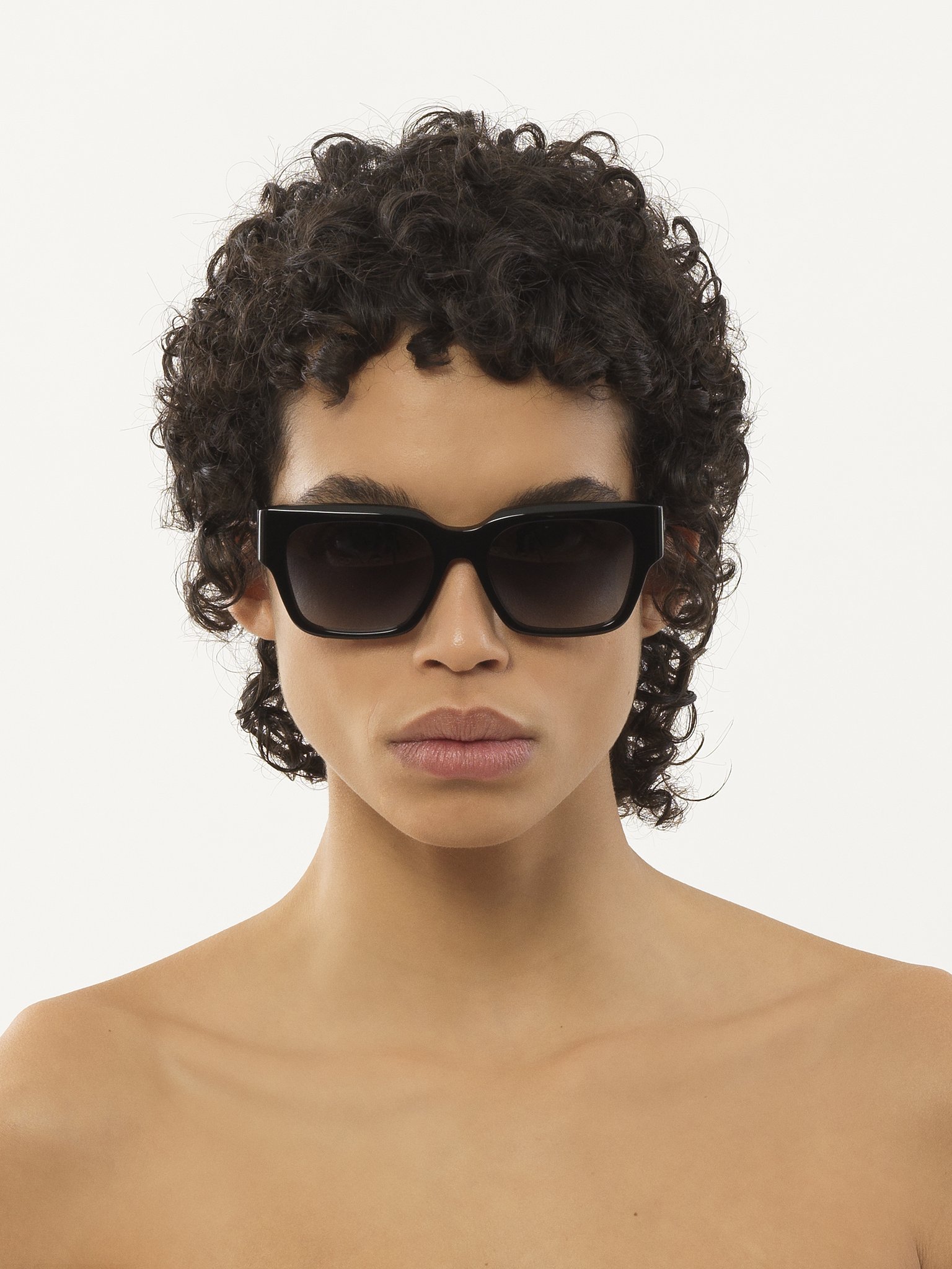 Gayia sunglasses Black recycled acetate & bio-based nylon
Gradient gray/green lenses Front view of the product being worn