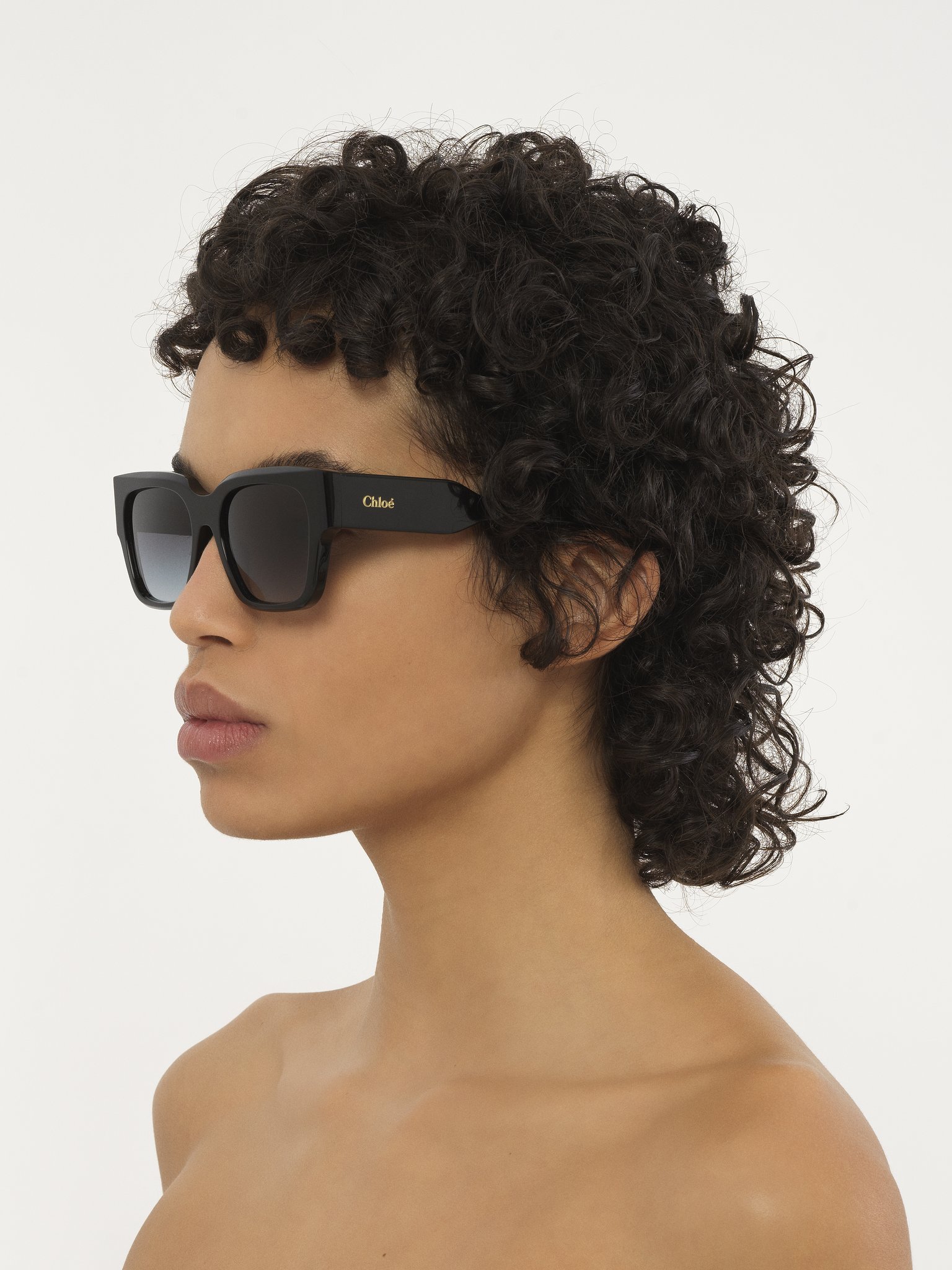 Gayia sunglasses Black recycled acetate & bio-based nylon
Gradient gray/green lenses Front view of the product being worn