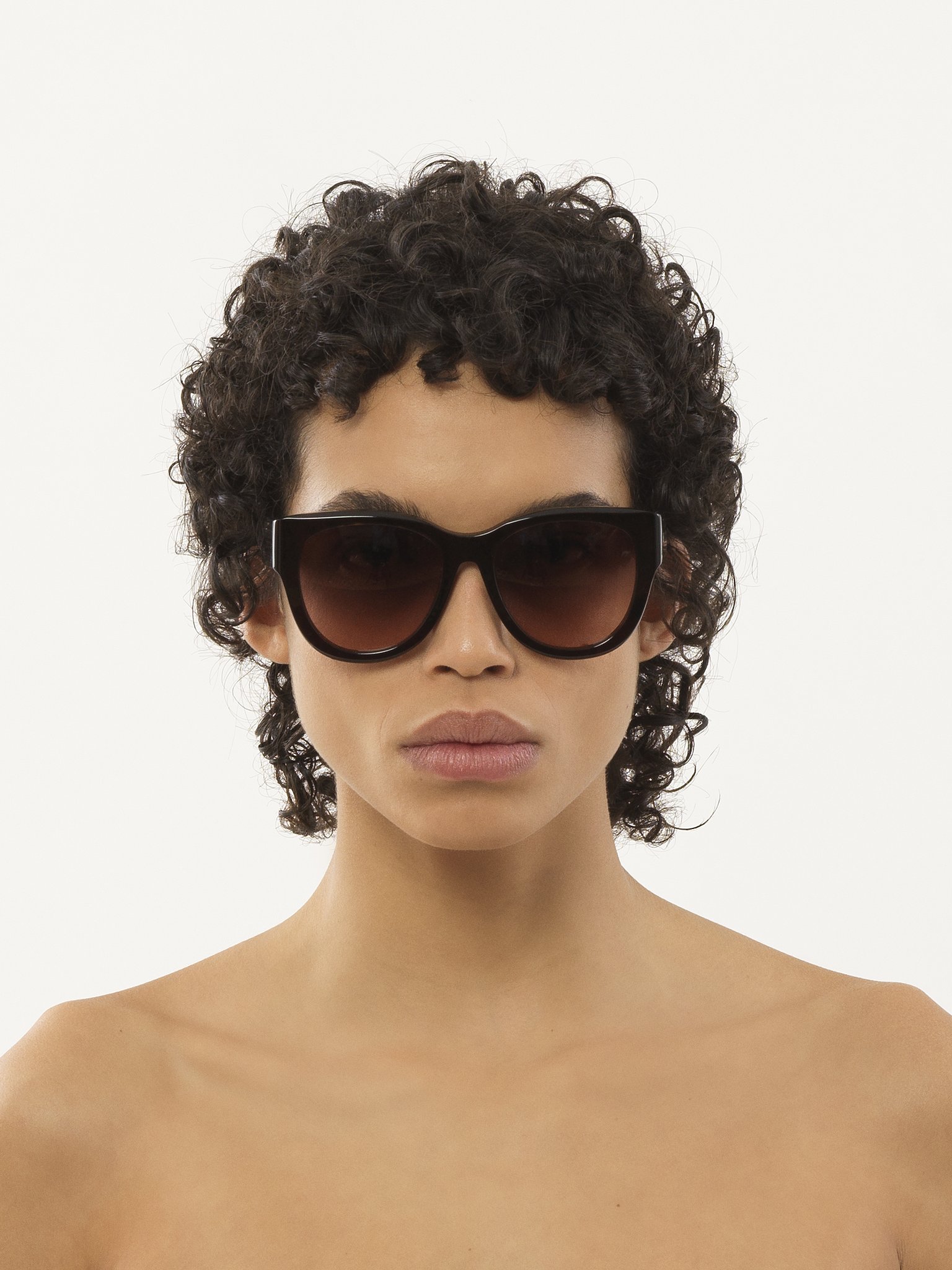 Gayia sunglasses Dark Havana recycled acetate & bio-based nylon
Double gradient Dark Wine/Nut lenses Front view of the product being worn