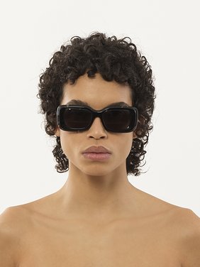 Gayia sunglasses Black Crystal recycled acetate & bio-based nylon
Gray lenses Front view of the product being worn