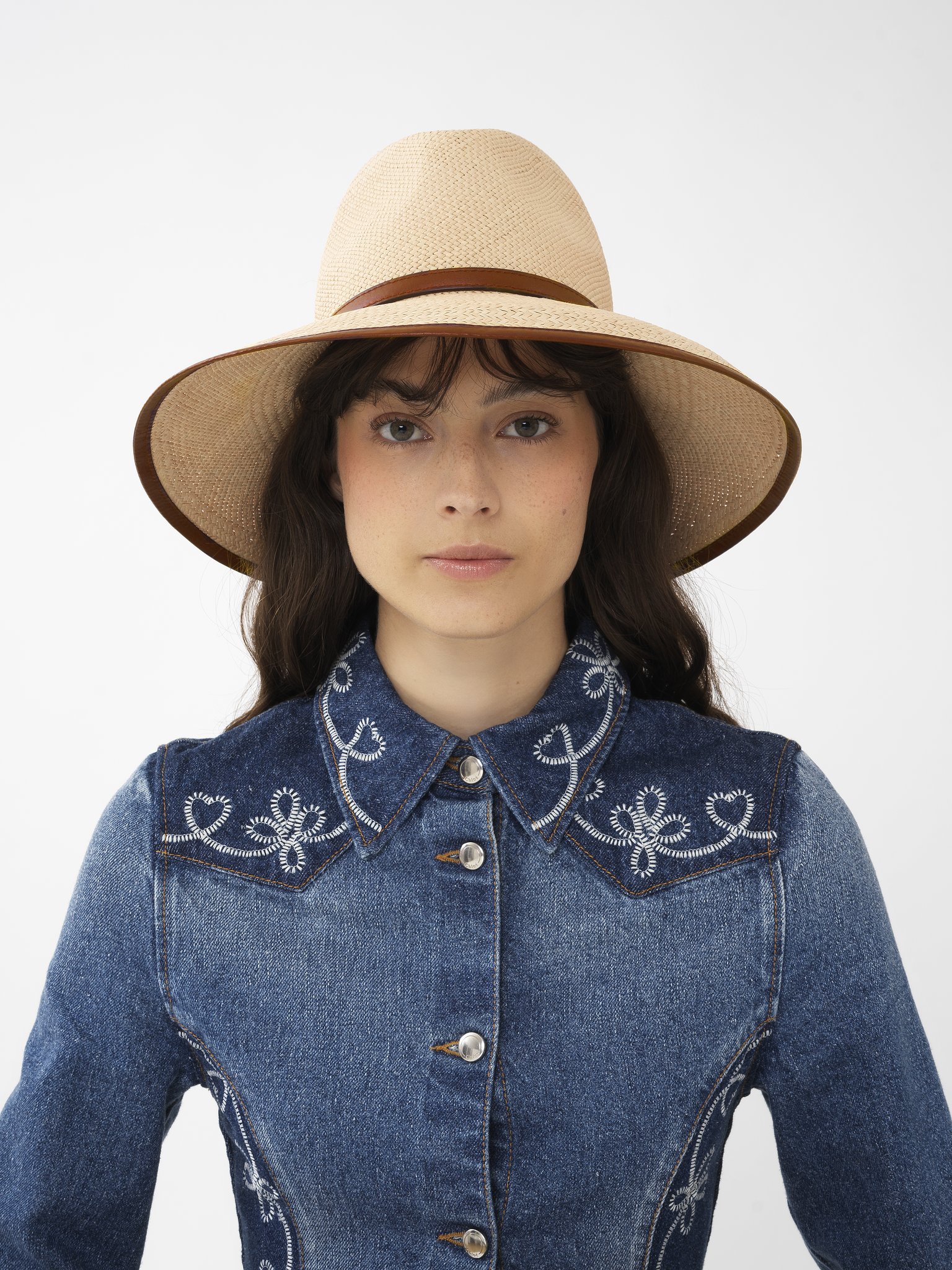 Marcie fedora hat in straw Natural straw, calfskin & brass
Beige - Brown Back view of the product