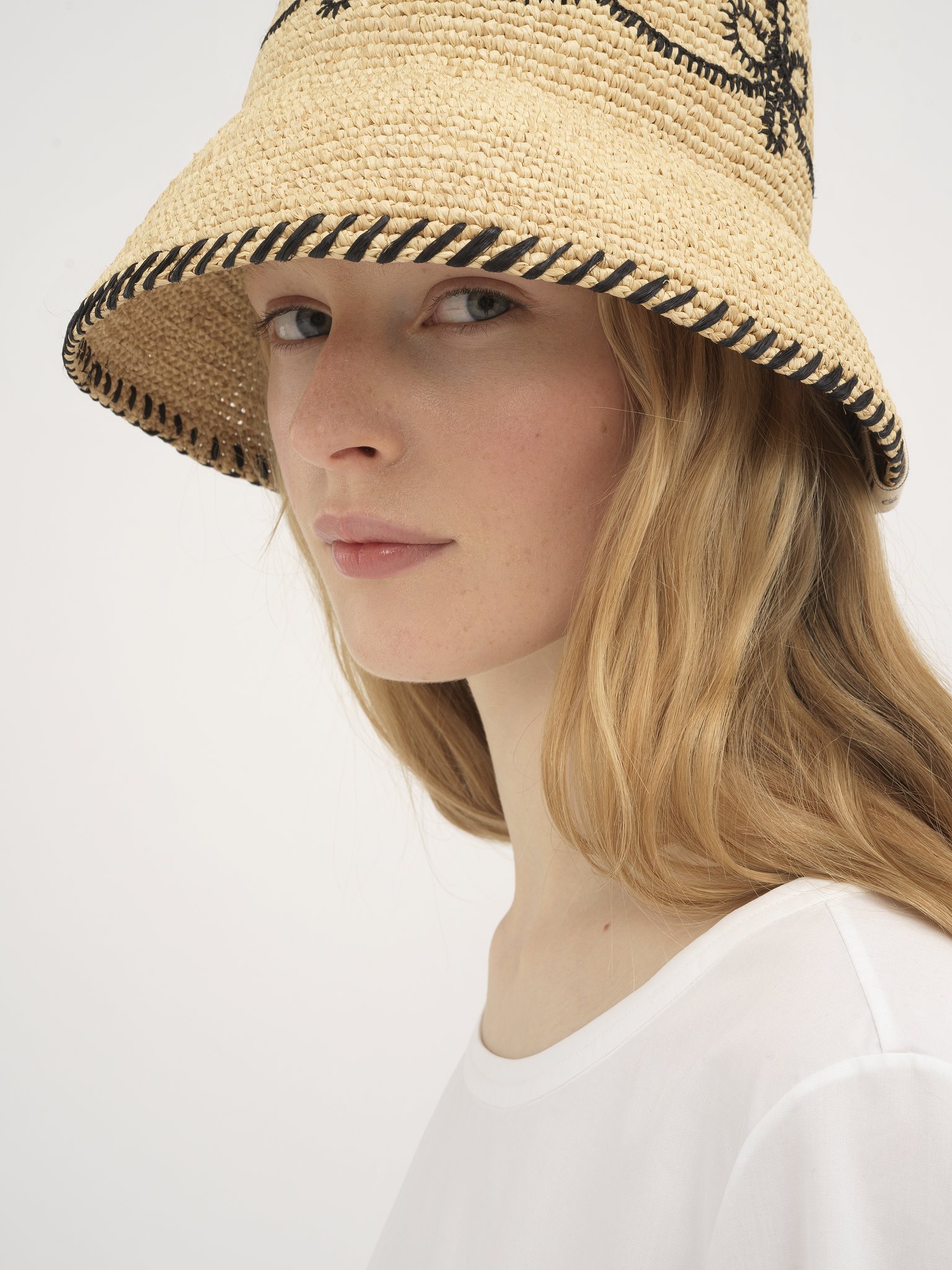 Bell hat in raffia Natural raffia
Beige - Black Back view of the product