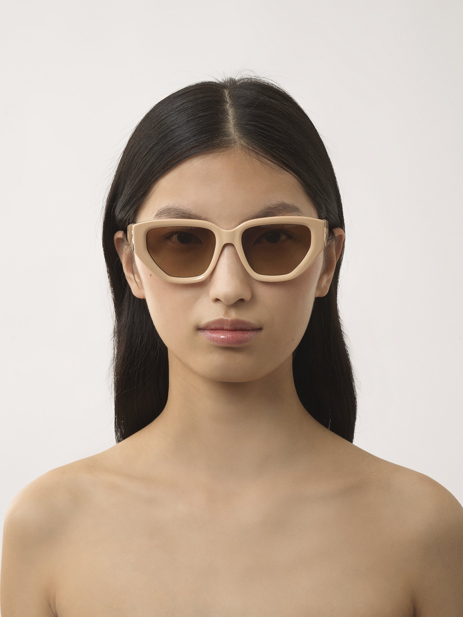 Marcie sunglasses Rose Ivory lower-impact acetate & bio-based nylon
Double gradient Brown & Ochre lenses Front view of the product being worn