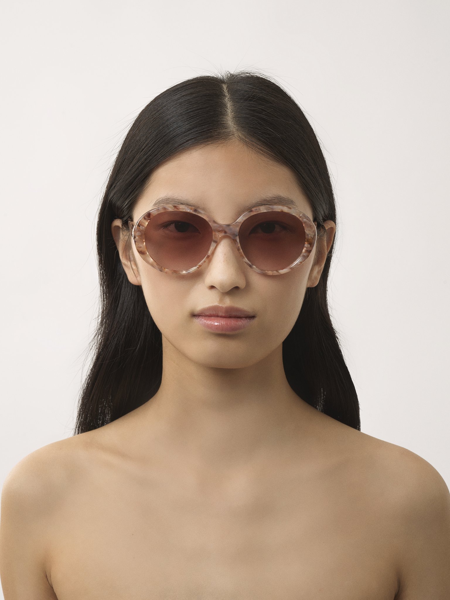 Gayia sunglasses Rose Havana recycled acetate & bio-based nylon
Gradient Burgundy lenses Front view of the product being worn