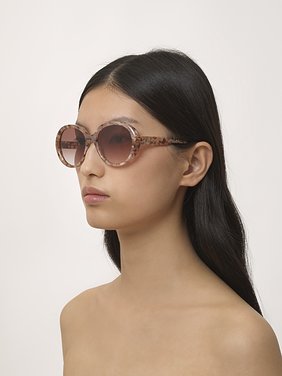 Gayia sunglasses Rose Havana recycled acetate & bio-based nylon
Gradient Burgundy lenses Front view of the product being worn