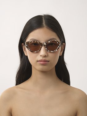 Gayia sunglasses Havana Brown Spotted White recycled acetate & bio-based nylon
Brown lenses Front view of the product being worn