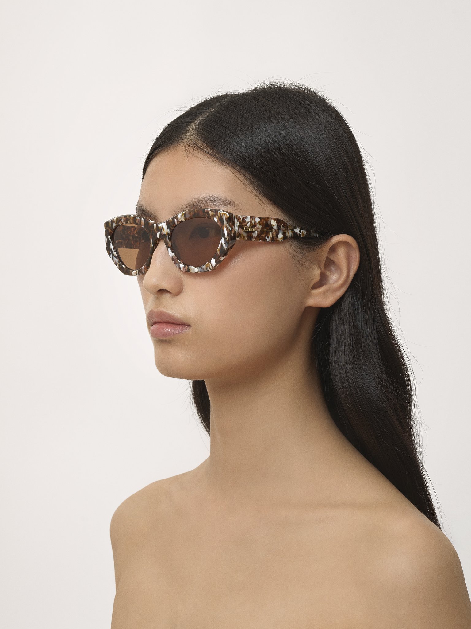 Gayia sunglasses Havana Brown Spotted White recycled acetate & bio-based nylon
Brown lenses Front view of the product being worn