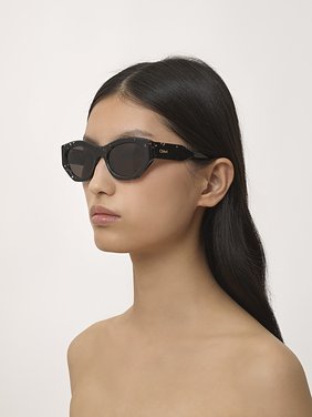 Gayia sunglasses Crystal Black recycled acetate & bio-based nylon
Gray lenses Front view of the product being worn