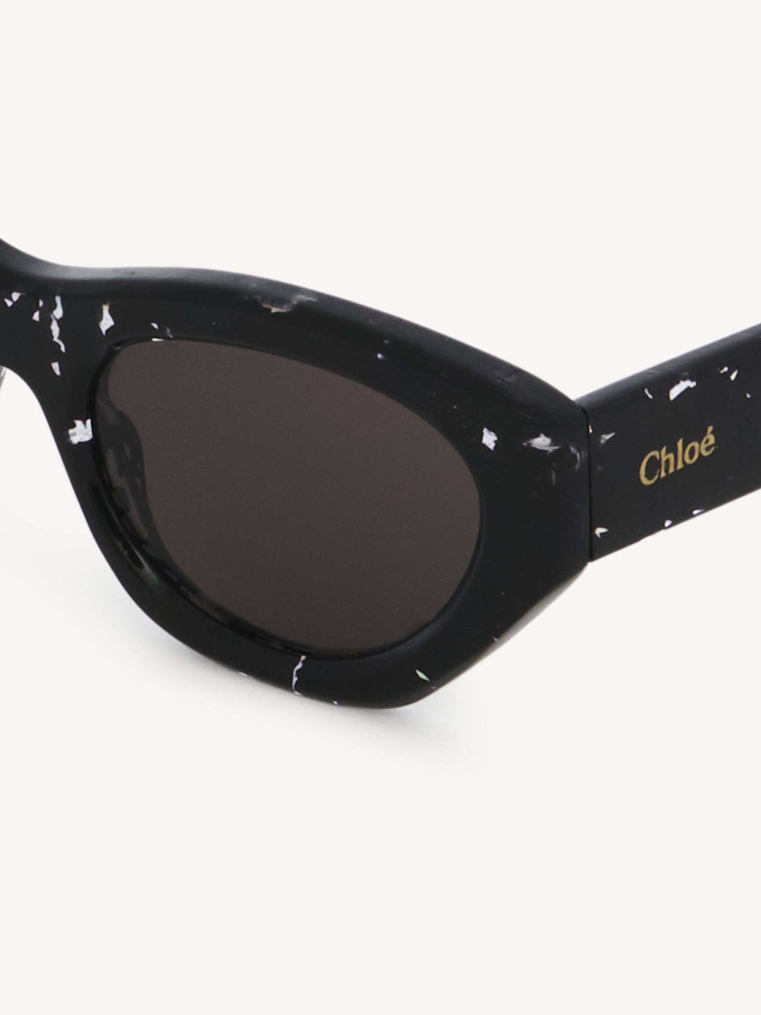 Gayia sunglasses Crystal Black recycled acetate & bio-based nylon
Gray lenses Top view of the product