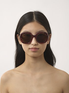 Gayia sunglasses Garnet Red recycled acetate & bio-based nylon
Brown lenses Front view of the product being worn