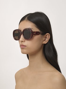 Gayia sunglasses Garnet Red recycled acetate & bio-based nylon
Brown lenses Front view of the product being worn