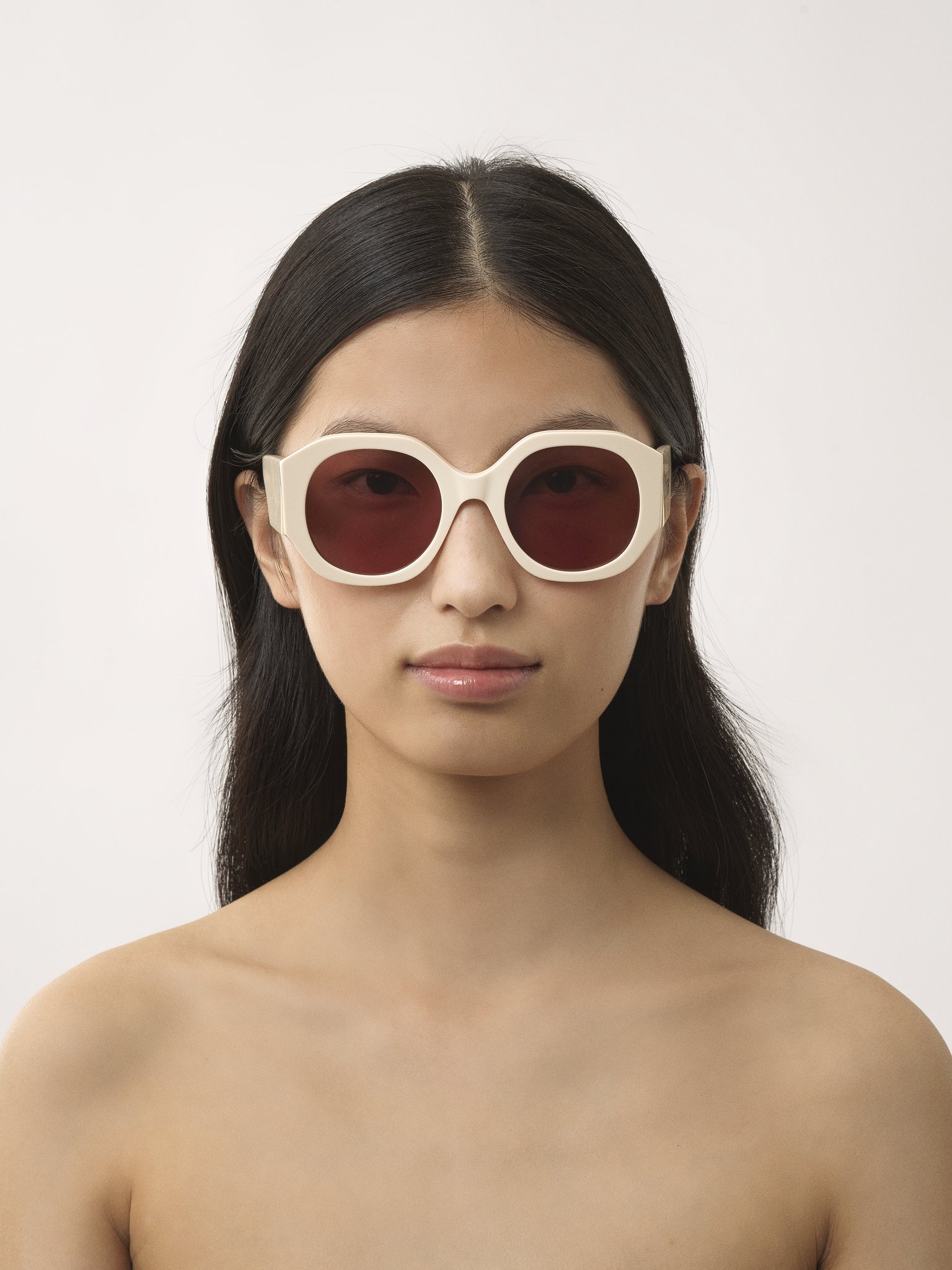 Naomy sunglasses Ivory lower-impact acetate & bio-based nylon
Bordeaux lenses Front view of the product being worn