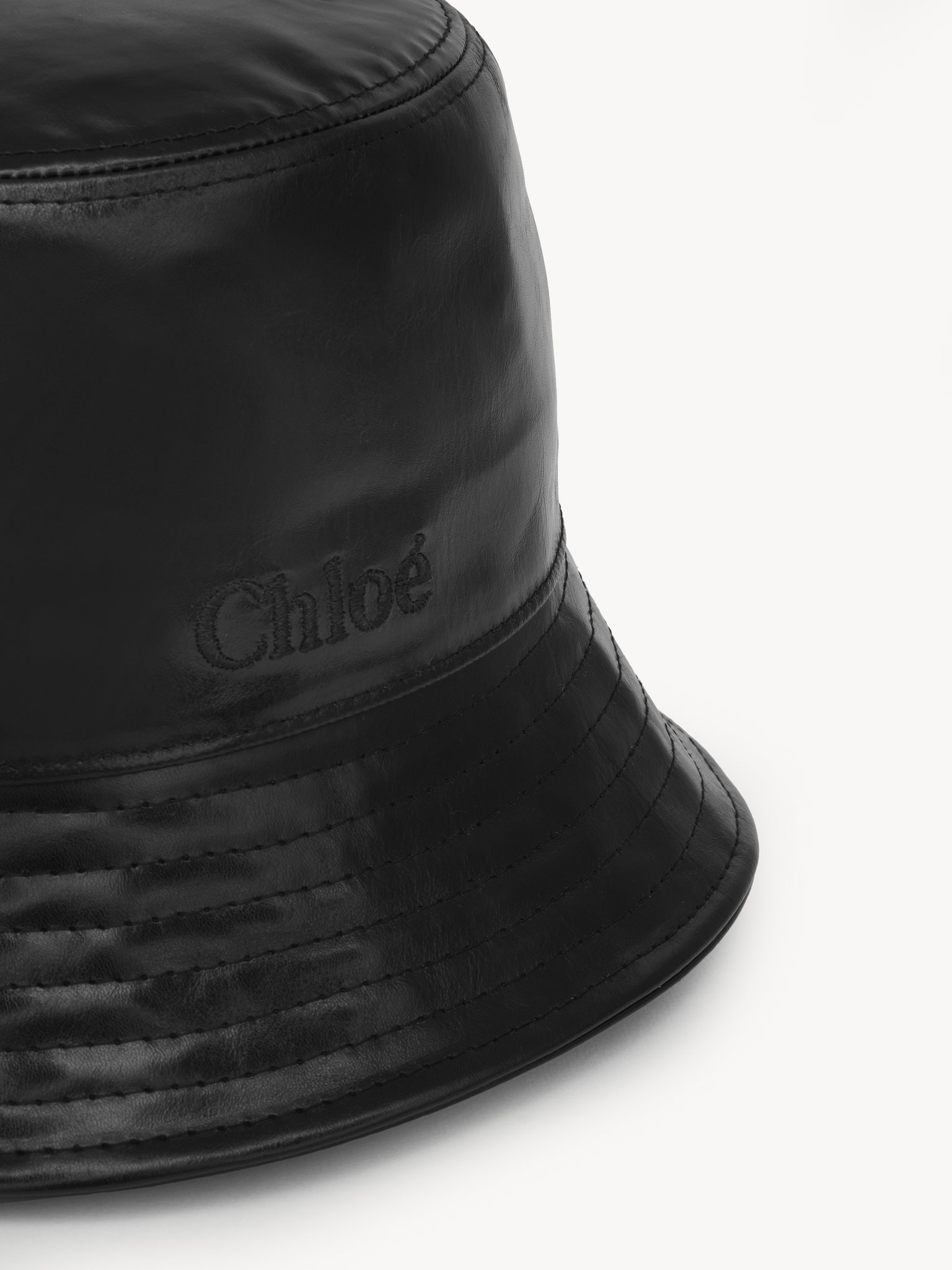 Chloé bucket hat in shiny leather Shiny calfskin with logo embroidery
Black Product detail