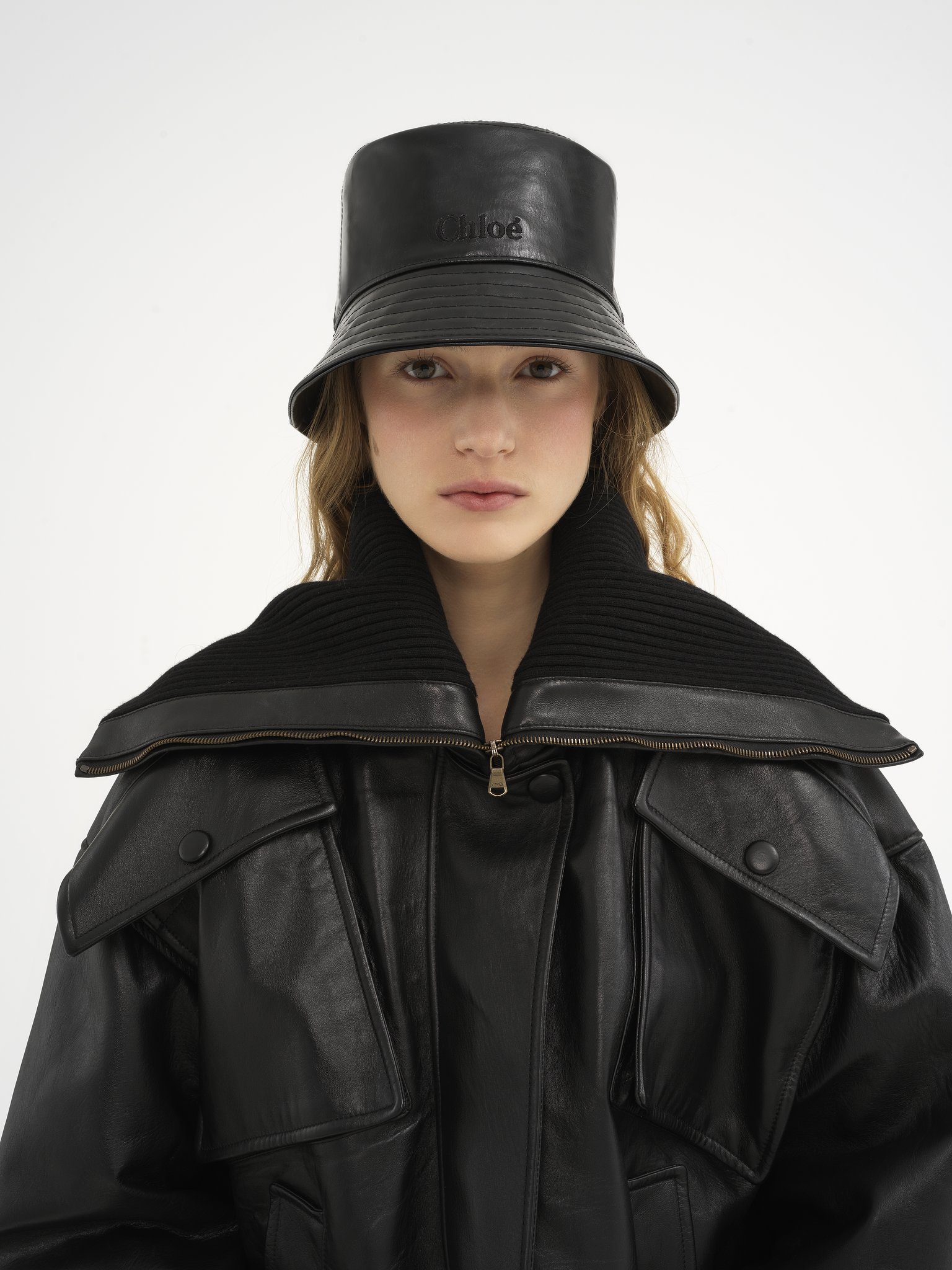 Chloé bucket hat in shiny leather Shiny calfskin with logo embroidery
Black Back view of the product