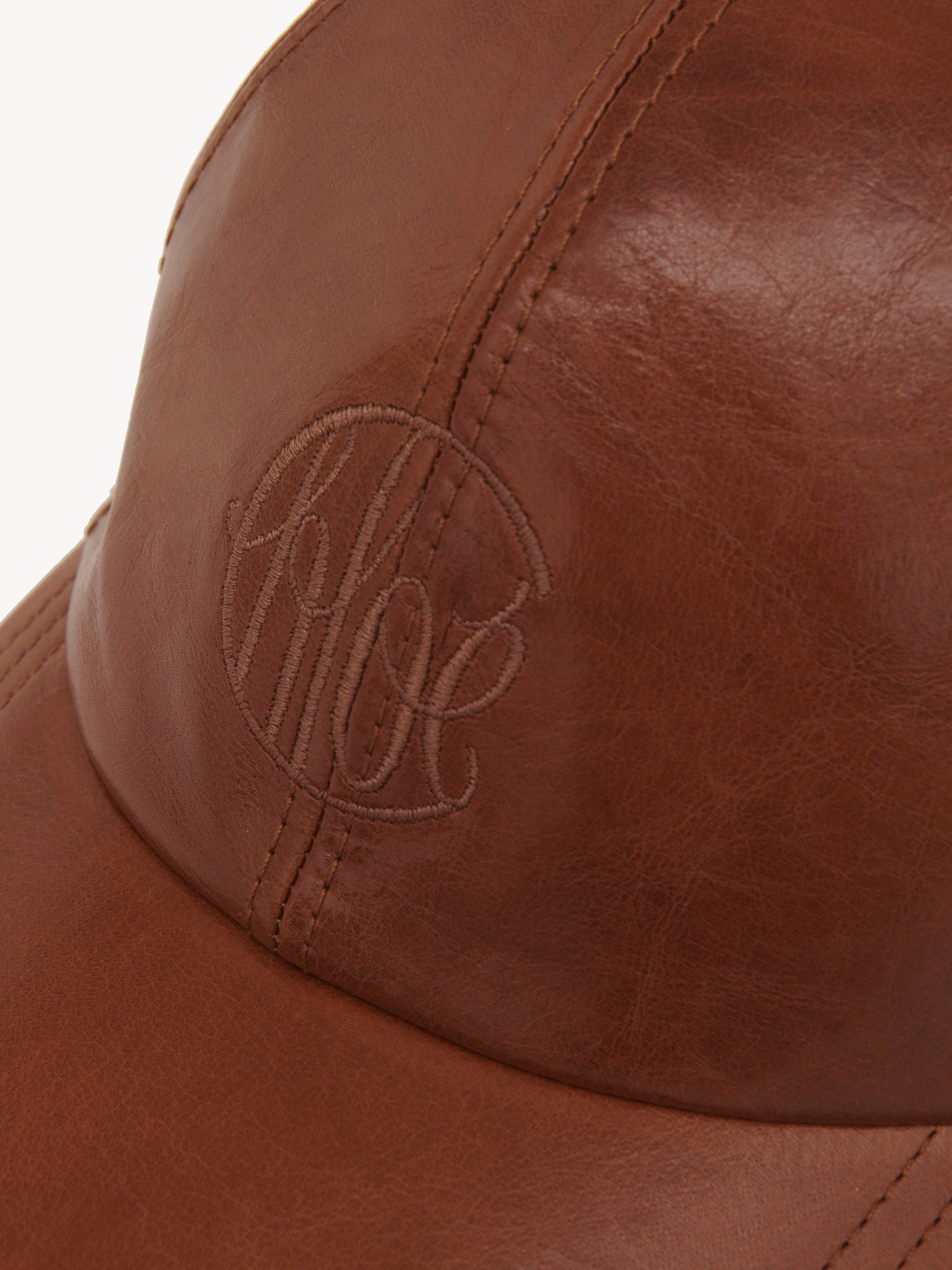 Swing cap in shiny leather Shiny calfskin with logo embroidery
Clay Brown Product detail