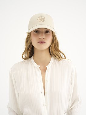 Swing cap in cotton gabardine Deadstock recycled cotton gabardine with Chloé embroidery
Cement Beige Back view of the product