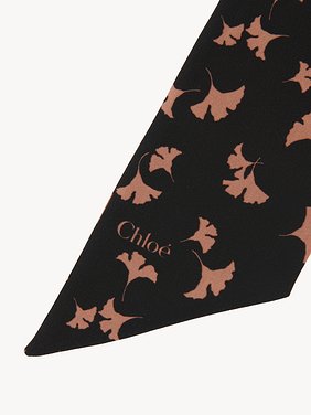 Ginkgo bandeau scarf in silk Ginkgo Homage print on organic silk crêpe
Black & Pink Product detail