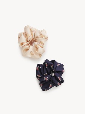 The Chloé Bananas scrunchies in silk Organic silk
Blue & Beige