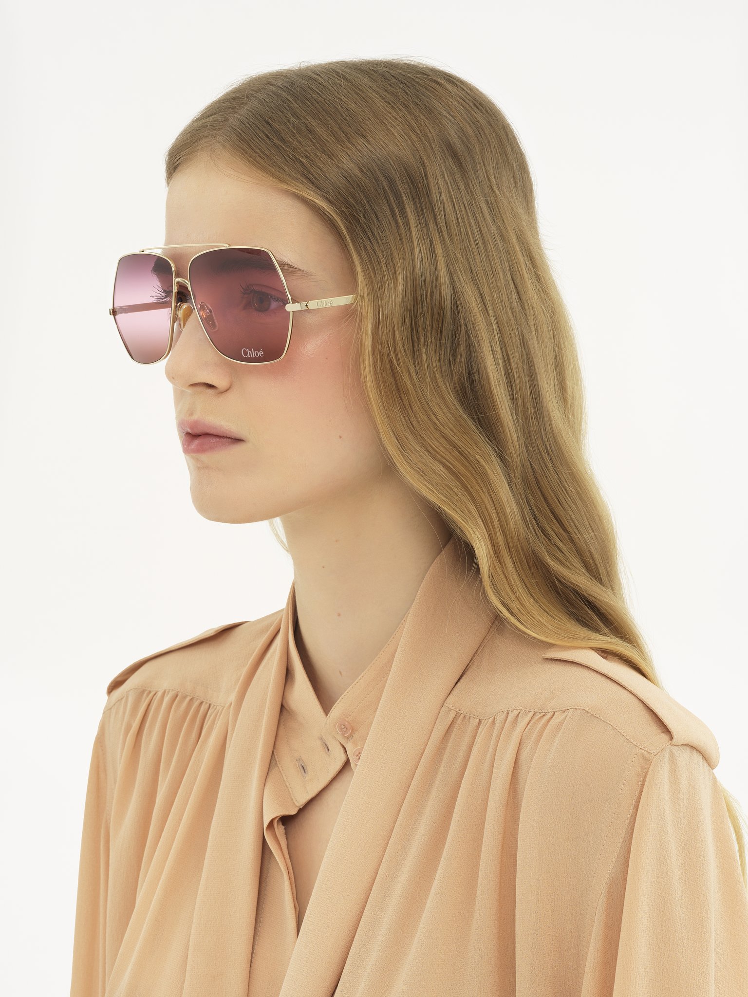 Aly sunglasses Metal & bio-based nylon
Shiny classic gold, gradient Bordeaux, pink & red lenses 