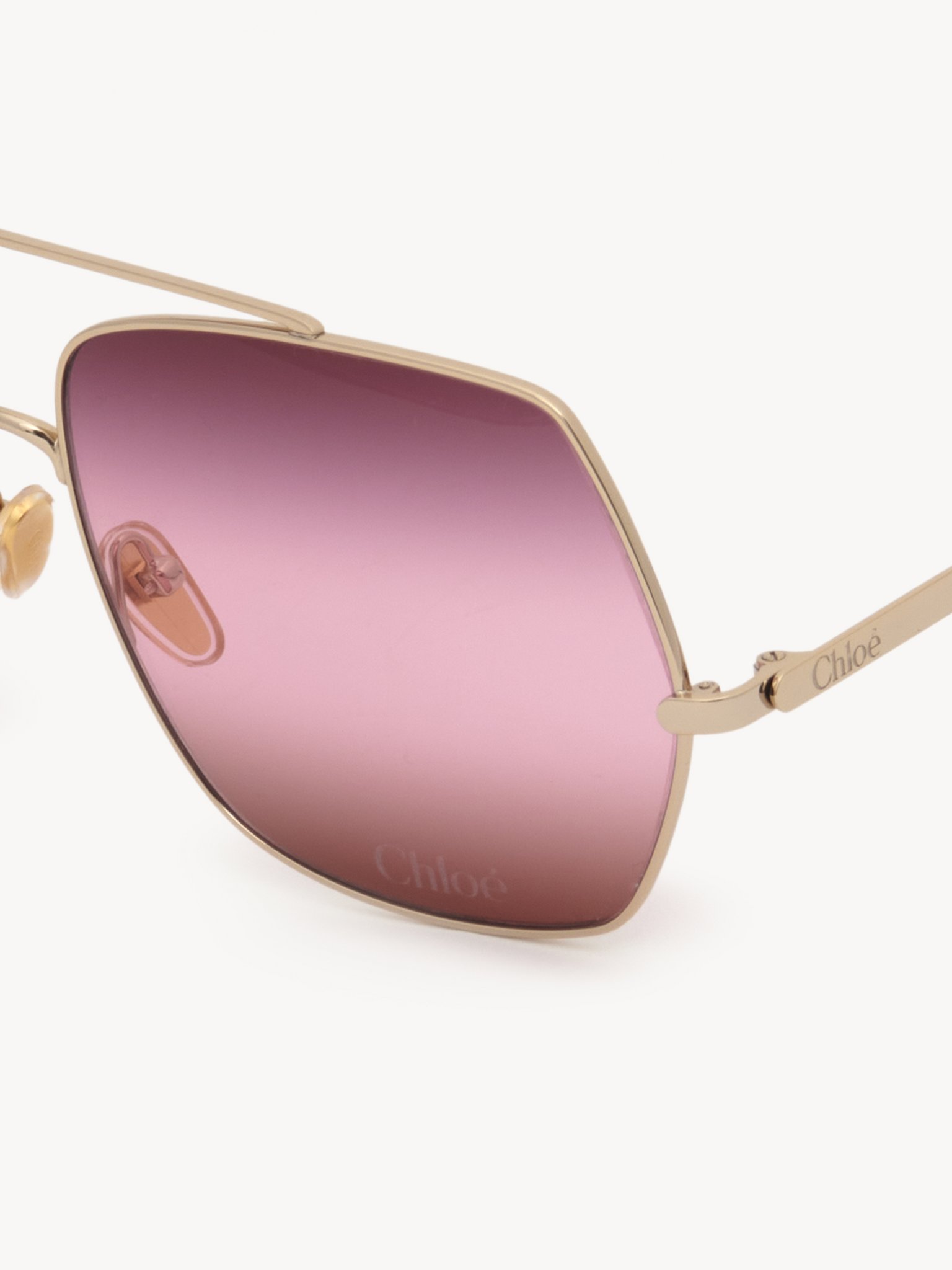 Aly sunglasses Metal & bio-based nylon
Shiny classic gold, gradient Bordeaux, pink & red lenses 