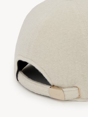 Swing cap in cashmere & silk Deadstock recycled cashmere & silk with Chloé embroidery
Dusty White 