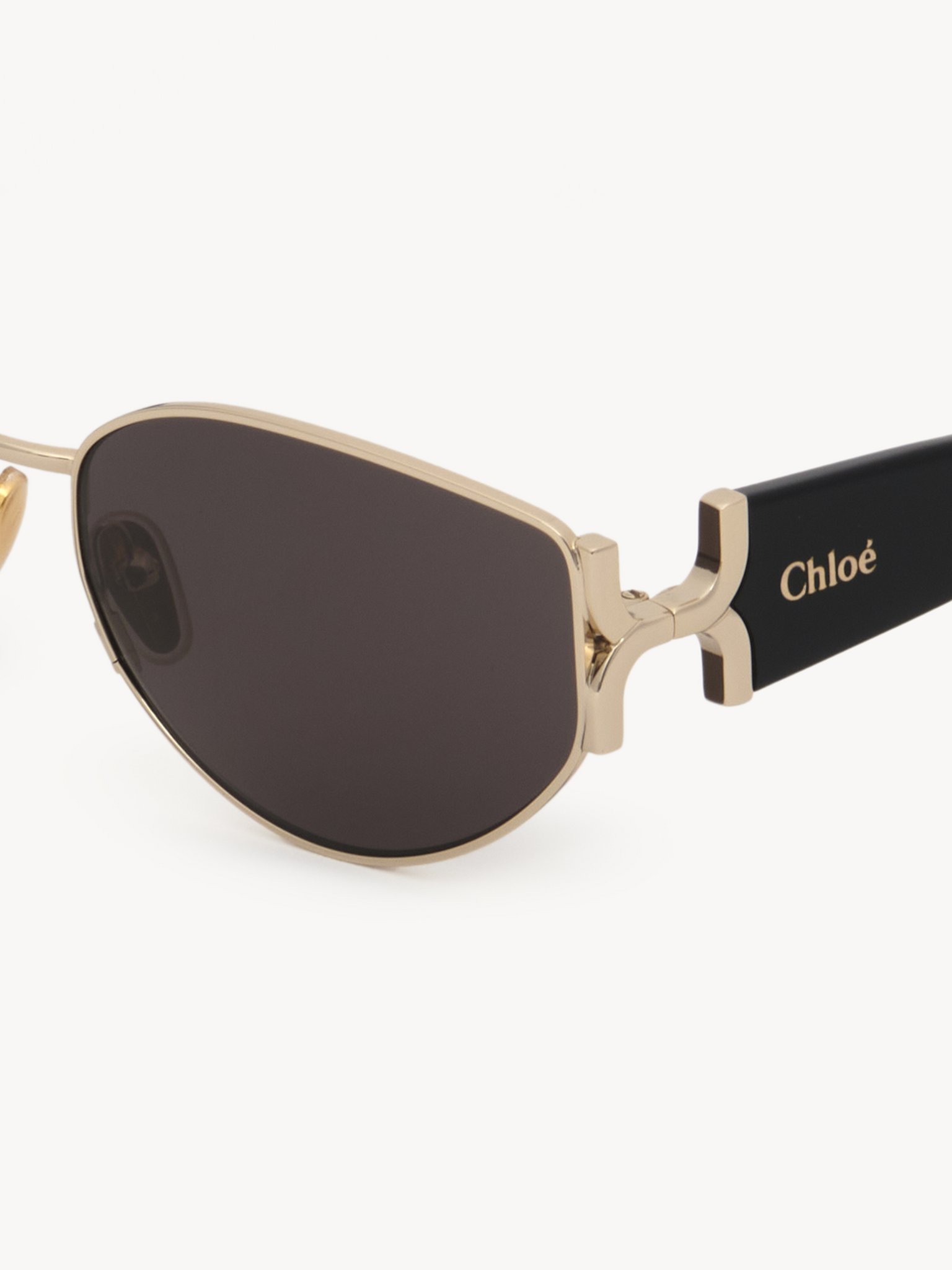 Marcie sunglasses Lower-impact acetate, metal & bio-based nylon
Shiny classic gold & shiny solid black, solid gray lenses 