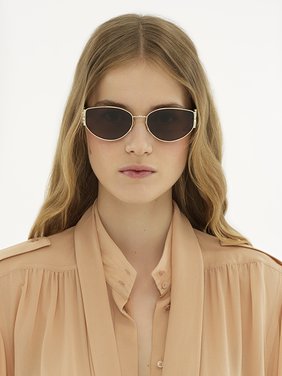 Marcie sunglasses Lower-impact acetate, metal & bio-based nylon
Shiny classic gold & shiny medium Havana, solid light brown lenses Front view of the product being worn