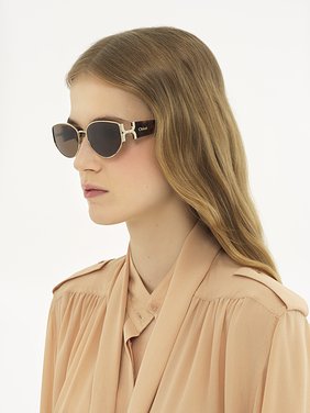 Marcie sunglasses Lower-impact acetate, metal & bio-based nylon
Shiny classic gold & shiny medium Havana, solid light brown lenses Front view of the product being worn