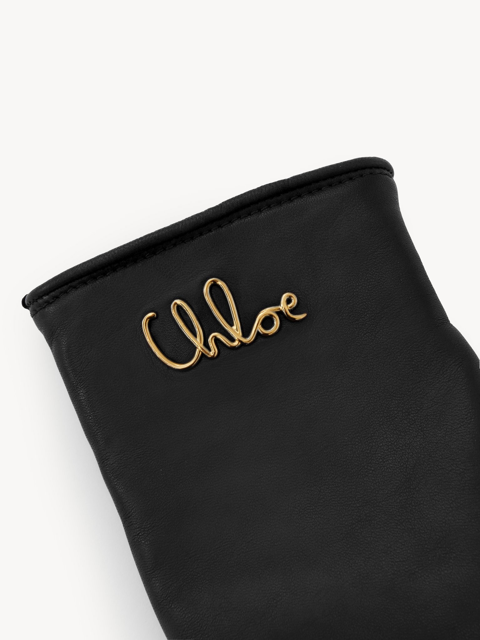 The Chloé Iconic gloves in leather Soft lambskin & brass
Black Product detail