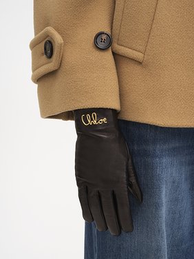 The Chloé Iconic gloves in leather Soft lambskin & brass
Black Back view of the product