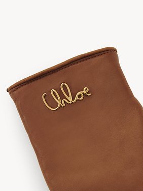 The Chloé Iconic gloves in leather Soft lambskin & brass
Clay Brown Product detail