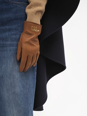 The Chloé Iconic gloves in leather Soft lambskin & brass
Clay Brown Back view of the product