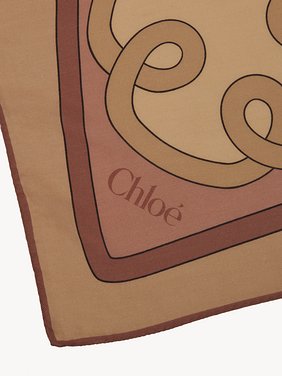 The Chloé Iconic Print shawl in cashmere, wool & silk Cashmere, wool & silk
Beige Multicolour Product detail