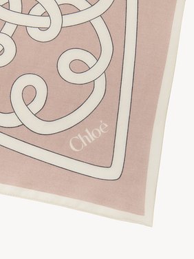 The Chloé Iconic Print scarf in cotton & silk Organic cotton & organic silk
Pink & Beige Product detail