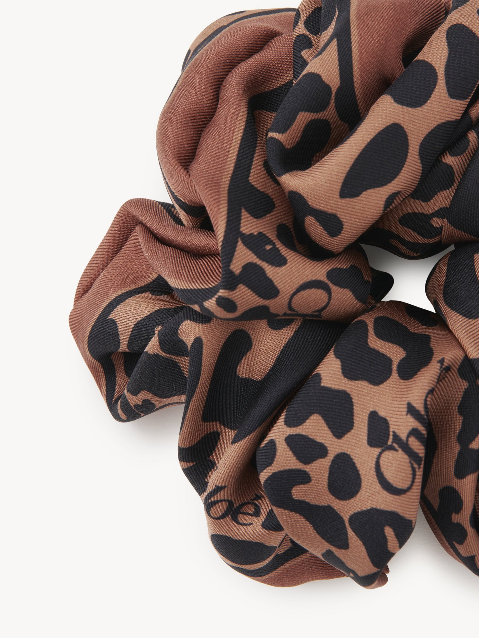 Animal-print scrunchies in silk Animal print on organic silk
Brown & Pink Top view of the product