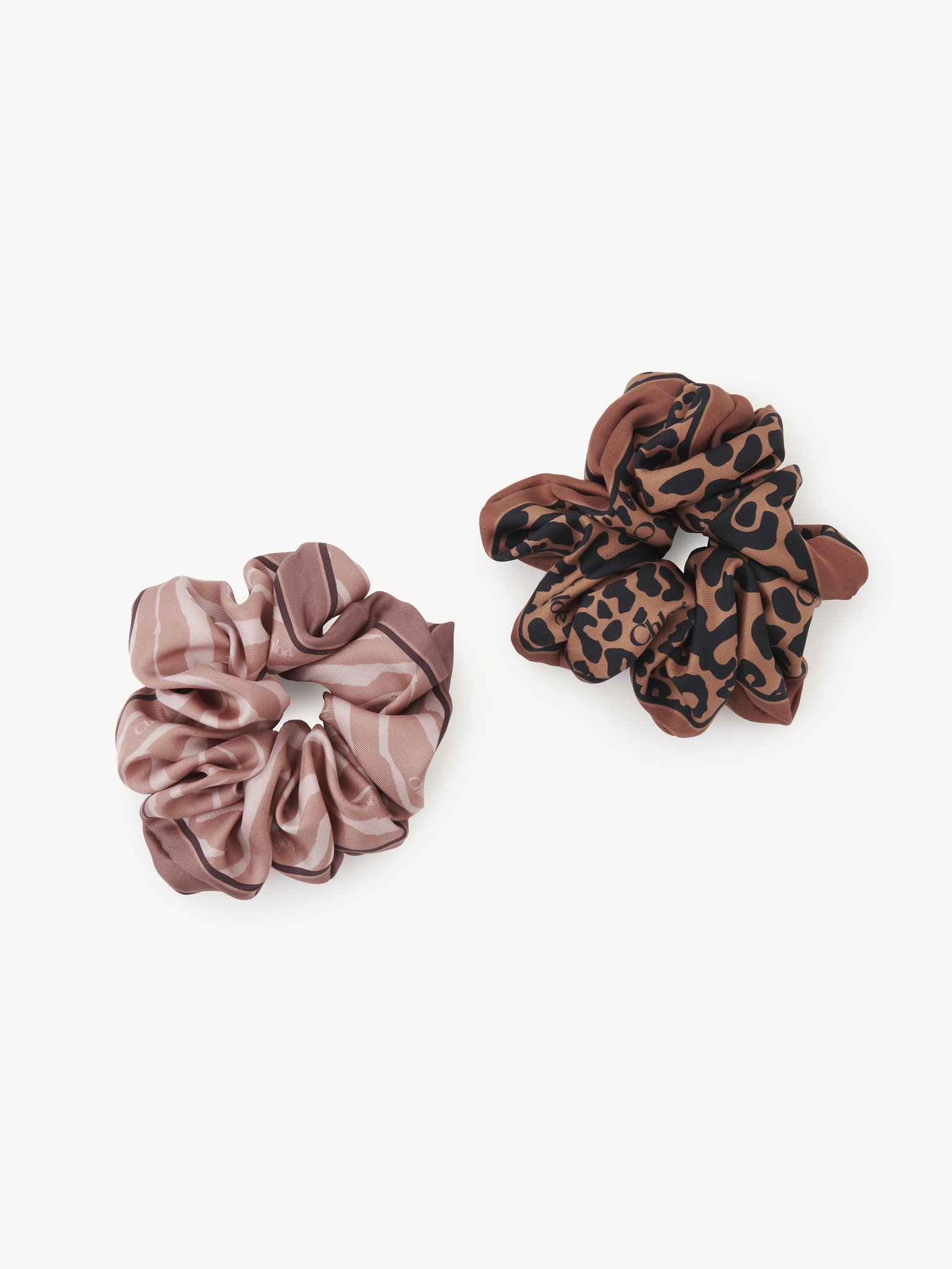 Animal-print scrunchies in silk Animal print on organic silk
Brown & Pink