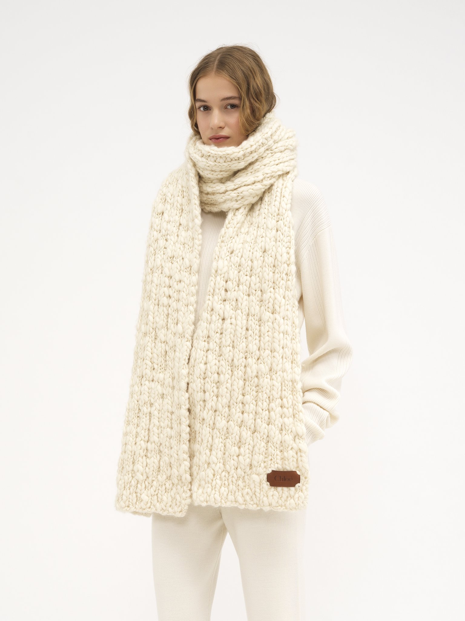 Scarf in extrafine wool & silk Extrafine merino wool & silk
White Powder Top view of the product