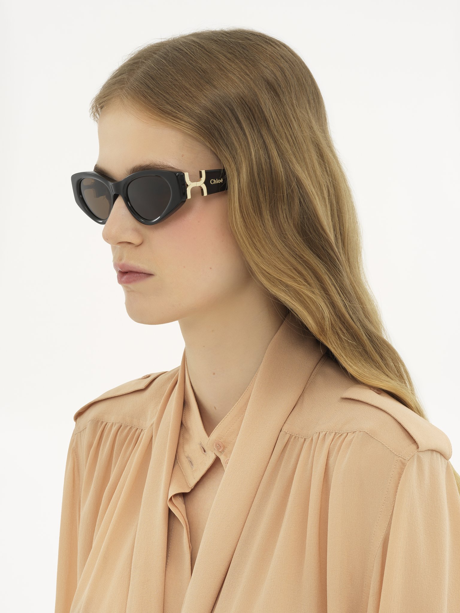 Marcie sunglasses Lower-impact acetate & bio-based nylon
Shiny black, solid brown lenses Front view of the product being worn