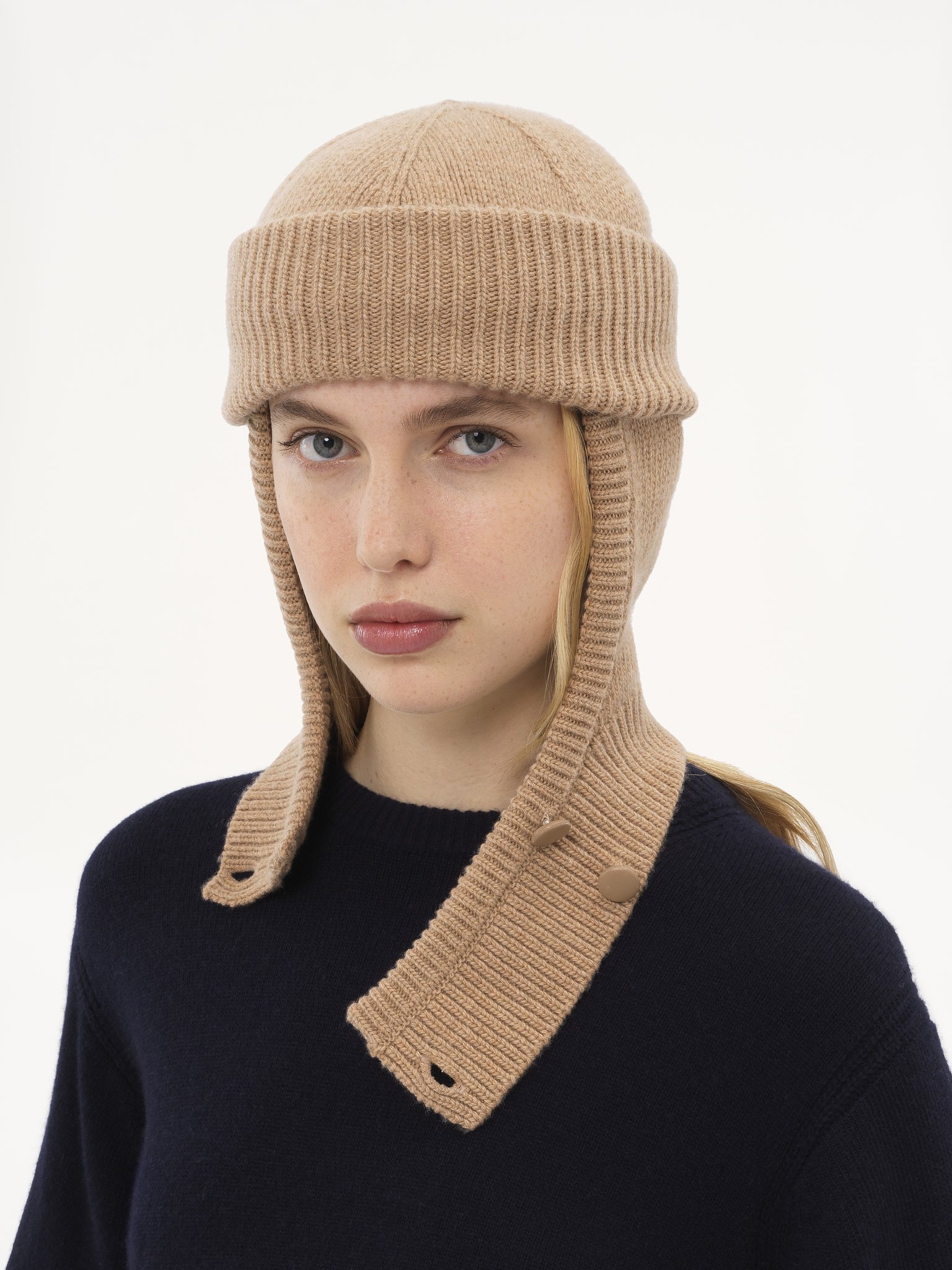 The Chloé Signature Knit balaclava in wool & cashmere Virgin wool & cashmere
Light Camel Front view of the product being worn