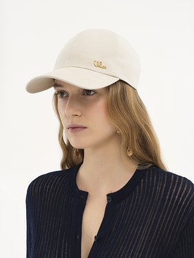 The Chloé Iconic cap in cotton canvas Deadstock recycled cotton gabardine & brass Chloé logo
Cement Beige Front view of the product being worn