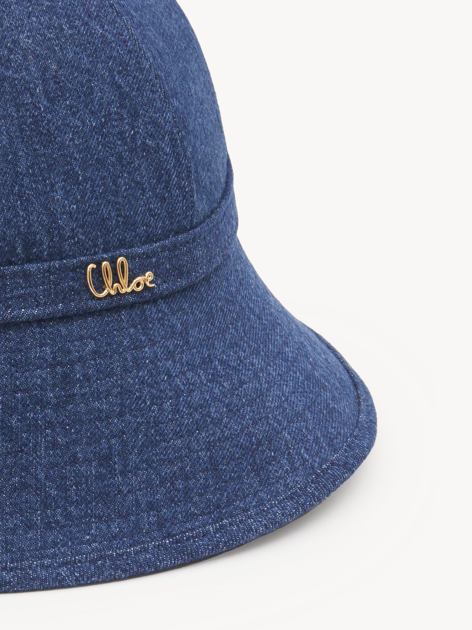 The Chloé Iconic bucket hat in denim Organic cotton denim & brass
Ocean Blue Product detail