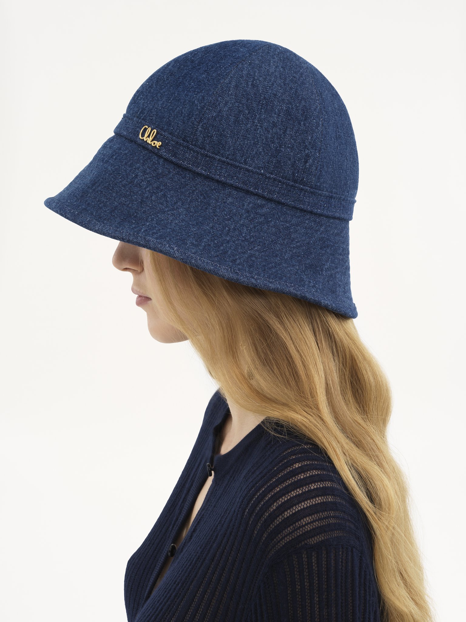 The Chloé Iconic bucket hat in denim Organic cotton denim & brass
Ocean Blue Top view of the product