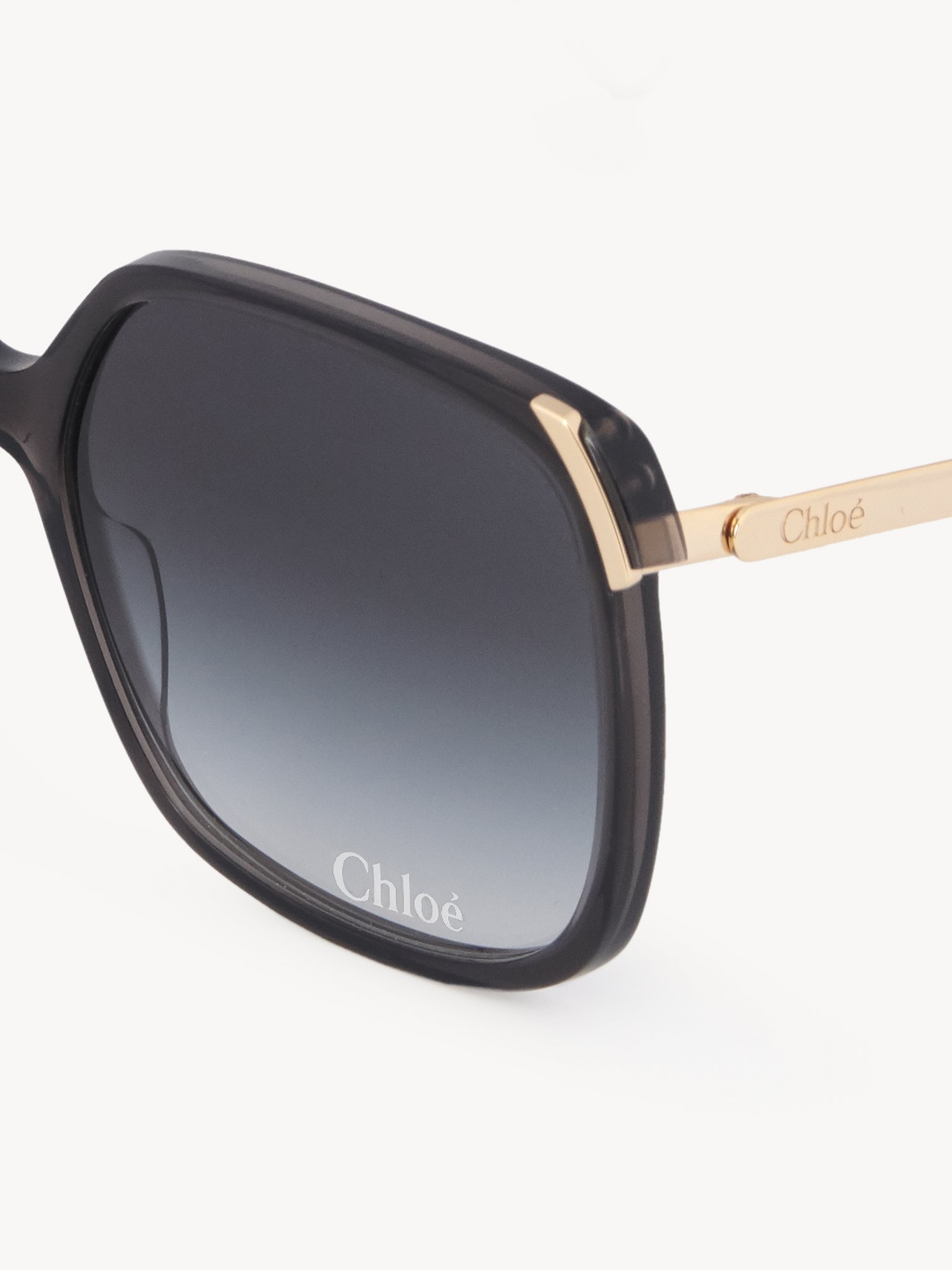 Aly sunglasses Dark grey lower-impact acetate, gold metal & bio-based nylon
Gradient blue lenses Top view of the product