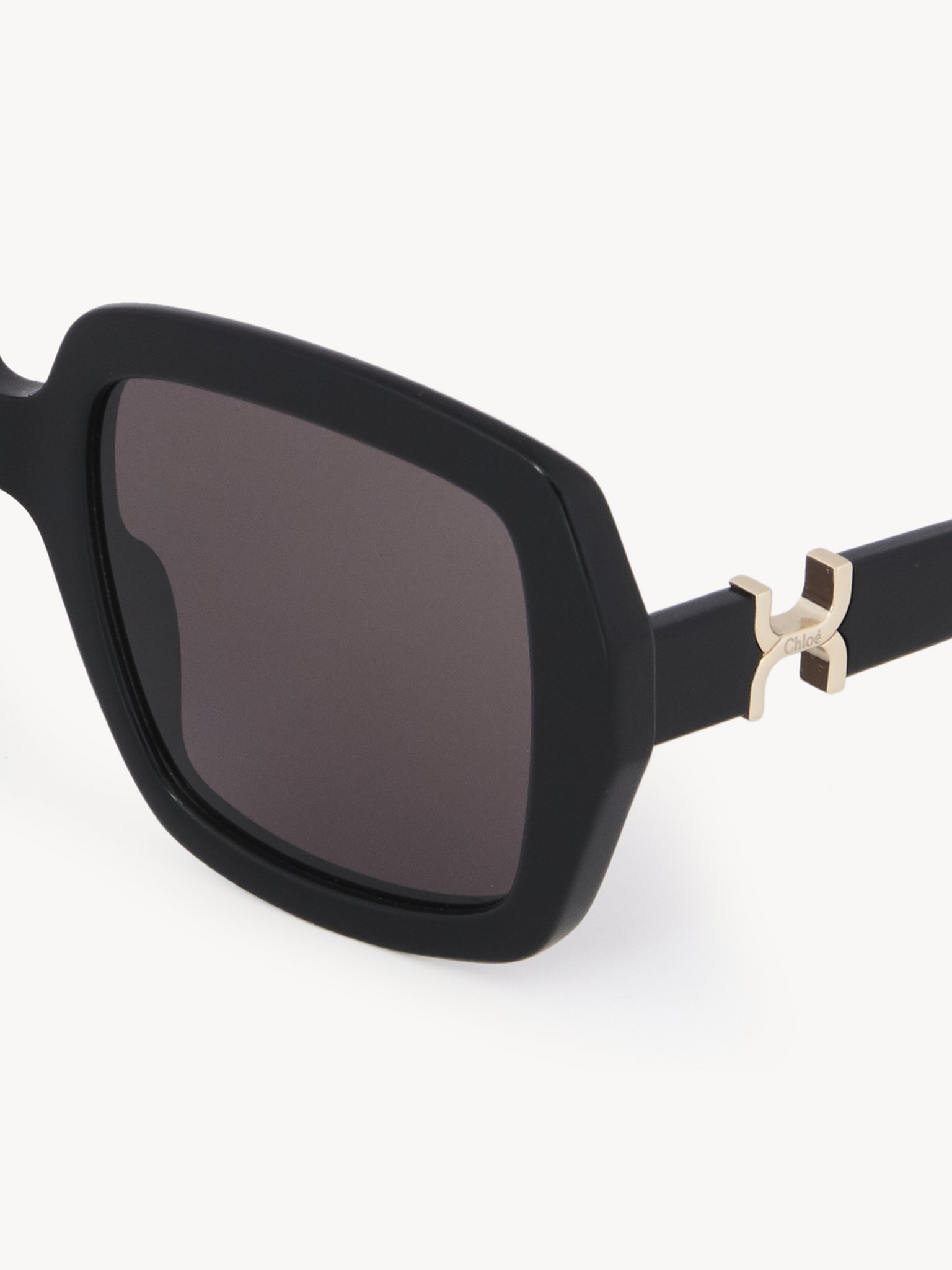 Marcie sunglasses Black lower-impact acetate & bio-based nylon
Solid grey lenses Top view of the product