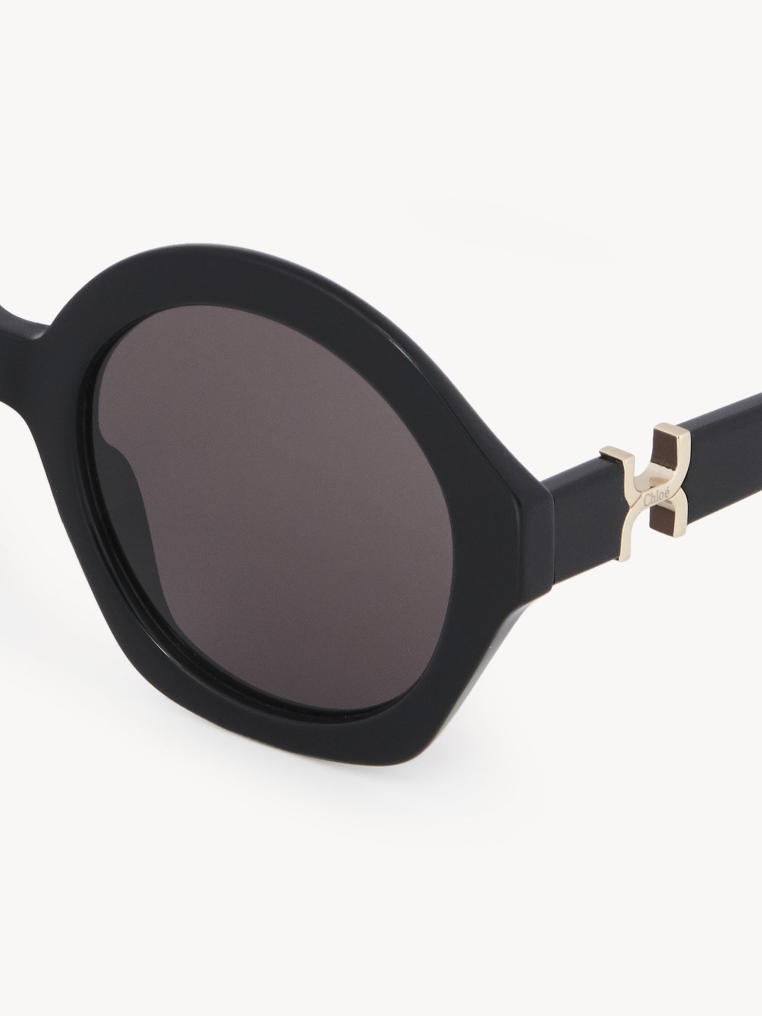 Marcie sunglasses Black lower-impact acetate & bio-based nylon
Solid grey lenses Top view of the product